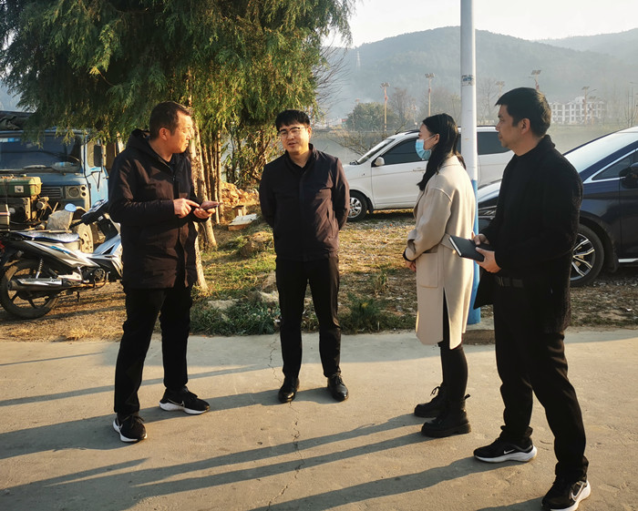 街道领导实地查看图片1_副本
